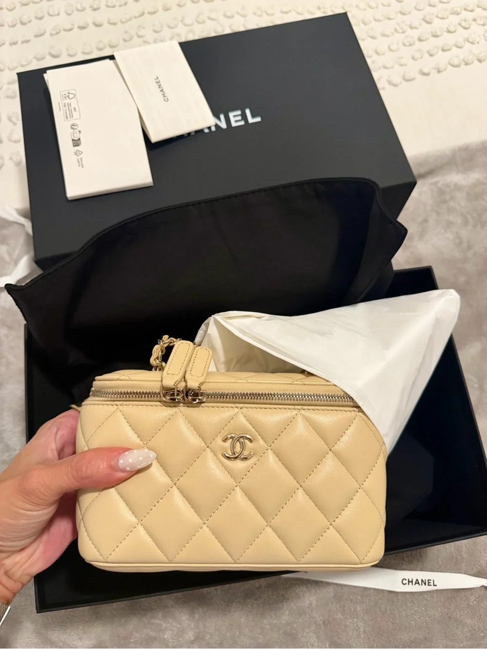 *BRAND NEW* CHANEL Lambskin Quilted Pearl Crush Small Vanity Case w/ Chain Beige